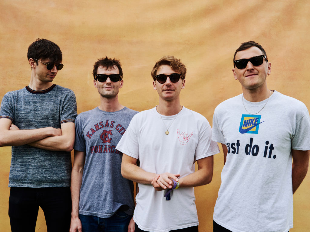 "'Dreamland' se trata de desangrarse en la música": Una entrevista con Glass Animals