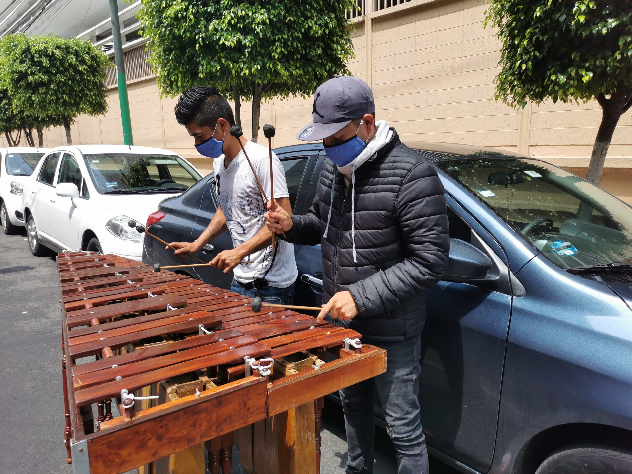 Juan y Daniel son la marimba que alegra las calles de la Ciudad de México