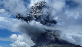 Sinabung-volcan-erupcion-indonesia-embajada-mexico