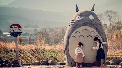 ¡Queremos abrazarlo! Abuelitos construyeron una estatua de Totoro para sus nietas