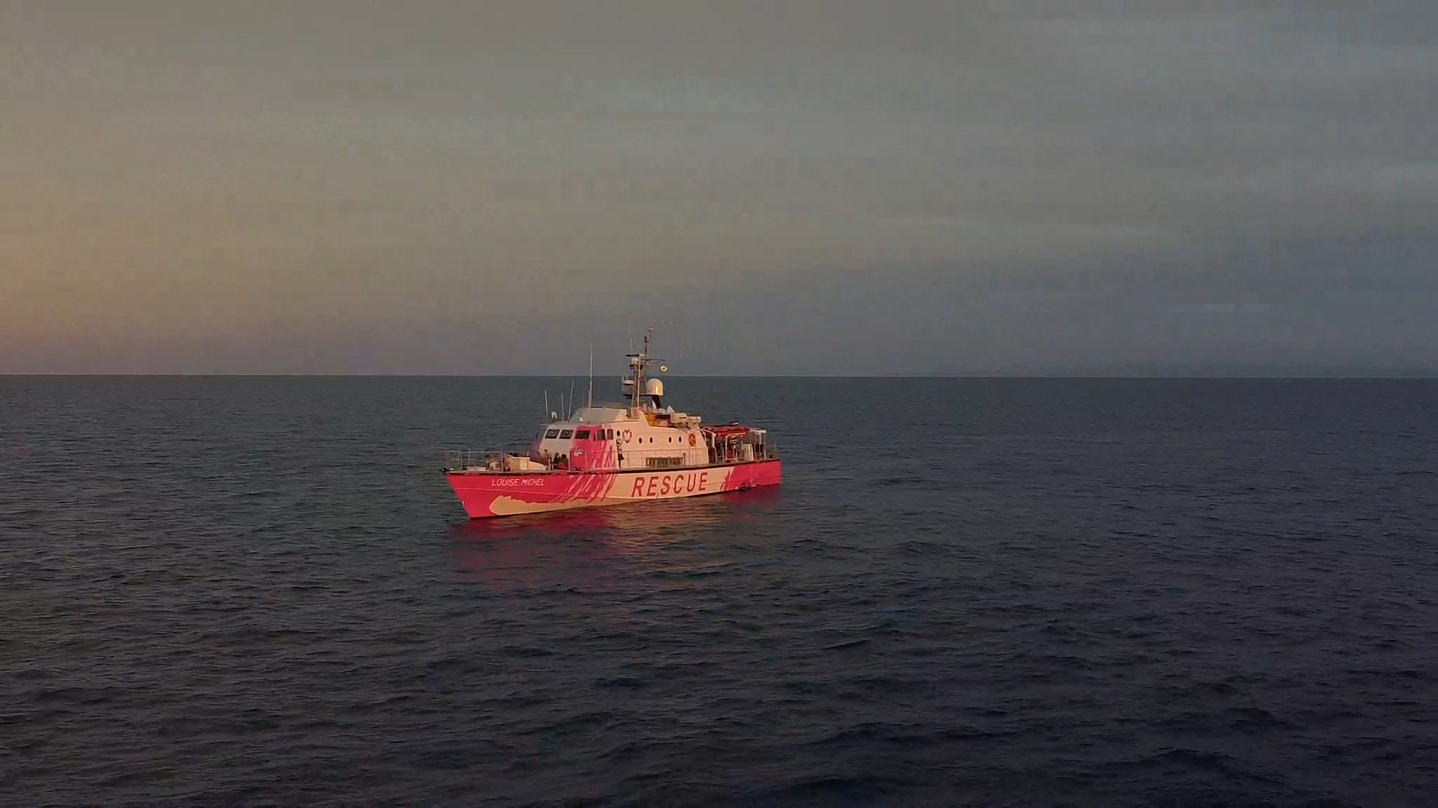 Barco financiado por Banksy para rescatar migrantes pidió ayuda tras rebasar su capacidad