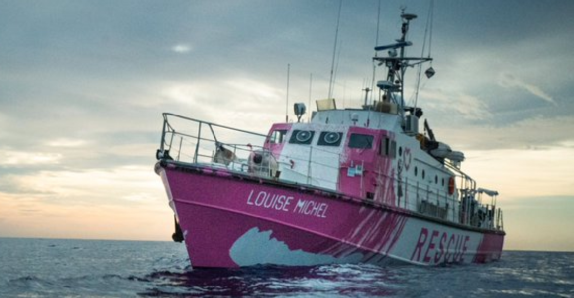 Barco financiado por Banksy para rescatar migrantes pidió ayuda tras rebasar su capacidad
