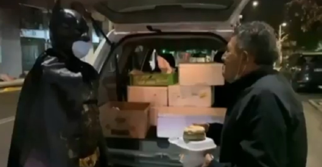 Este hombre se viste de Batman cada noche y regala comida a gente sin hogar durante la pandemia
