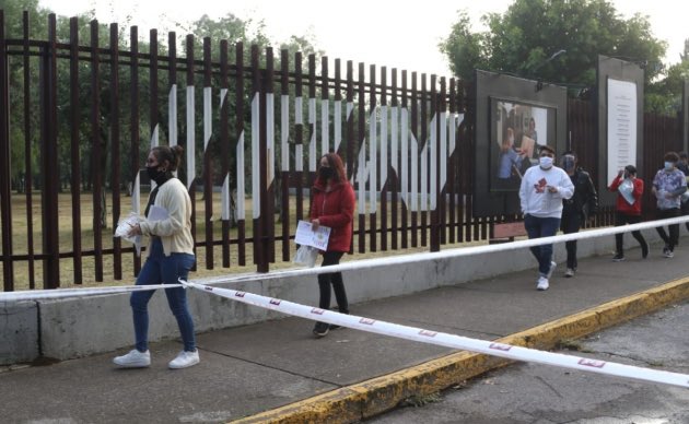 Poniendo el ejemplo: Papás sin cubrebocas provocan aglomeraciones, en exámenes de admisión a bachillerato en Mexico