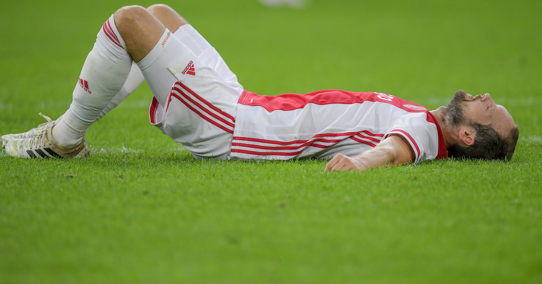 Daley Blind se desploma en pleno juego del Ajax por falla en desfibrilador