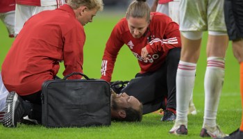Daley Blind se desploma en pleno juego del Ajax por falla en desfibrilador