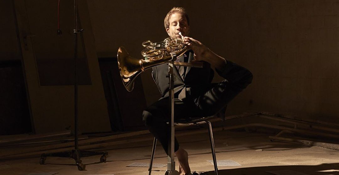 Felix Klieser, el músico que toca el corno con los pies para La Orquesta Imposible de Alondra de la Parra