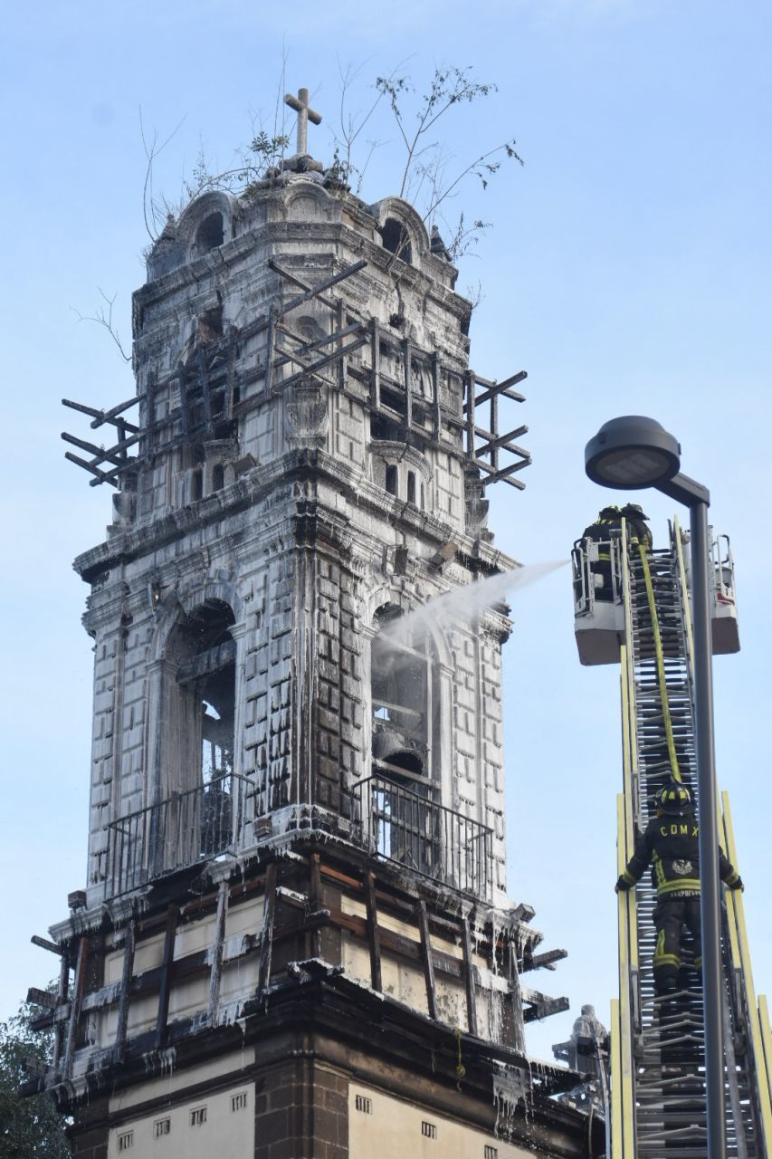 Lo que sabemos sobre el doble incendio ocurrido en la iglesia de Santa Veracruz, en la CDMX