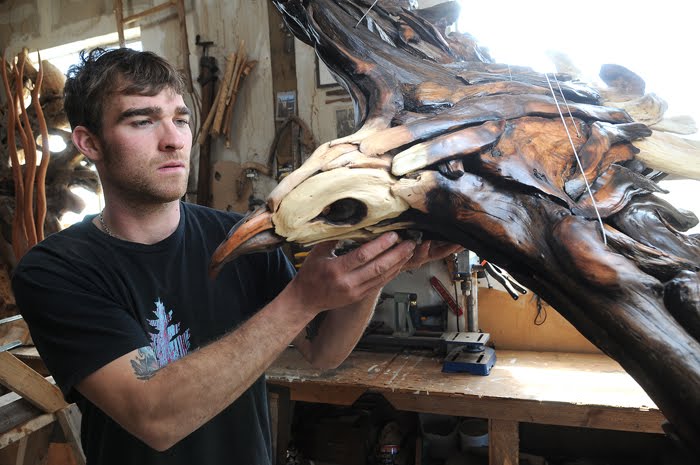 Jeffro Uitto: El artista que convierte trozos de madera en impresionantes esculturas