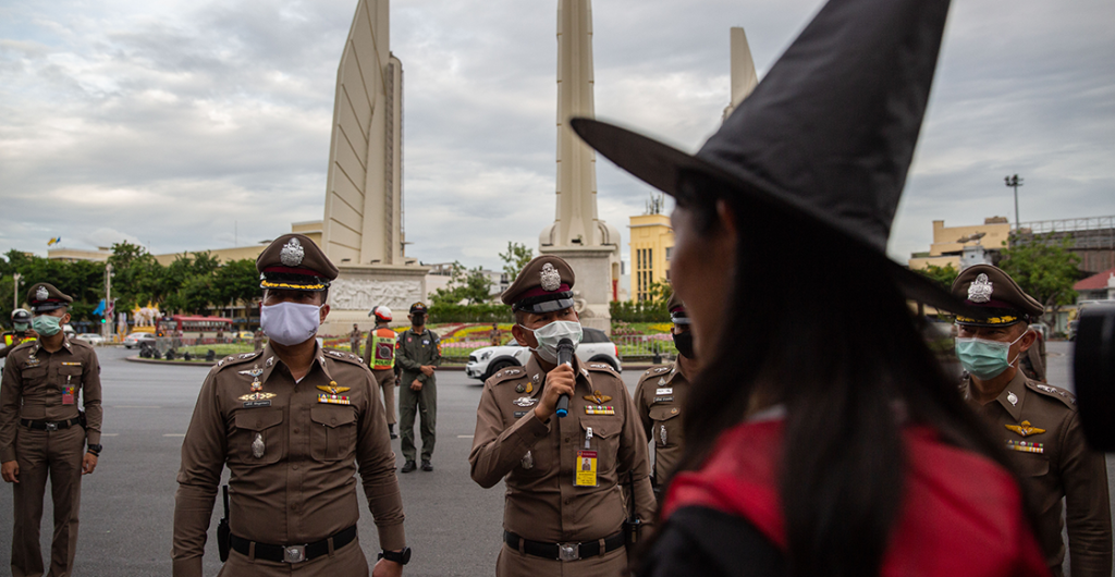 Jóvenes protestan contra el gobierno de Tailandia vestidos como Harry Potter
