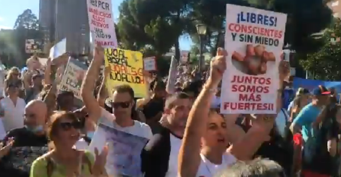 Protestan en Madrid contra uso de cubrebocas y otras medidas para frenar al coronavirus