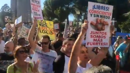 Protestan en Madrid contra uso de cubrebocas y otras medidas para frenar al coronavirus