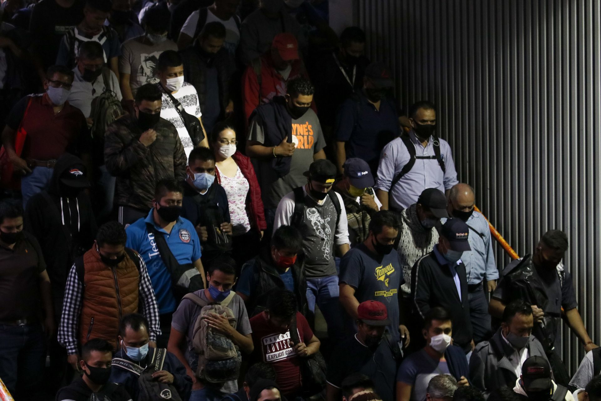 Usuarios del Metro evidenciaron lleno total en Pantitlán en plena pandemia