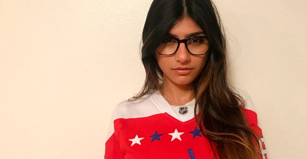 Ah, caray: Mia Khalifa subasta sus 'famosos' lentes para ayudar a las víctimas de la explosión en Beirut