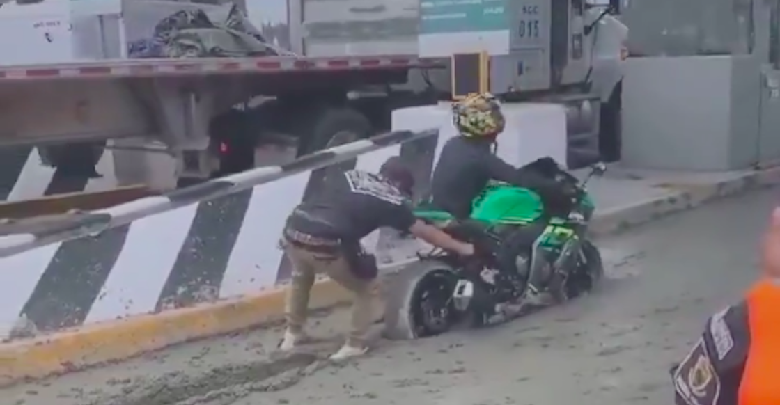 moto-motociclista-atora-cemento-fresco-caseta-video-estado-de-mexico-01