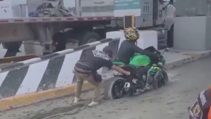 moto-motociclista-atora-cemento-fresco-caseta-video-estado-de-mexico-01