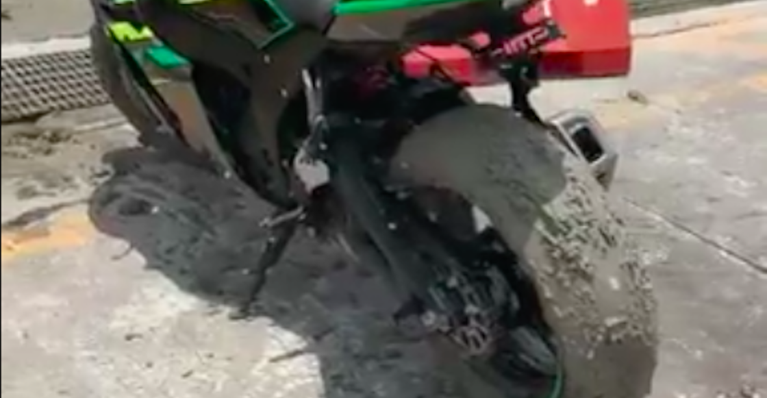 moto-motociclista-atora-cemento-fresco-caseta-video-estado-de-mexico-03