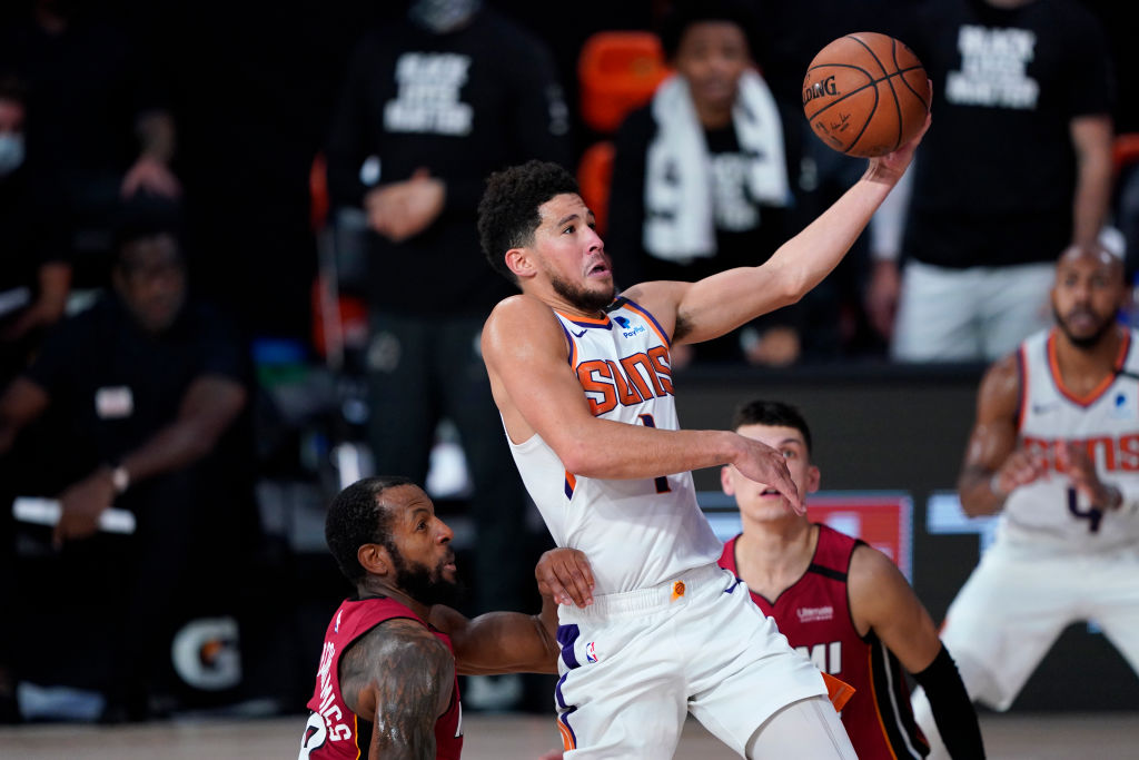 NBA multa a Draymond Green por manipulación a Devin Booker