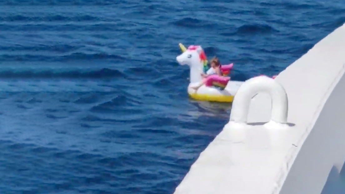 Rescatan a niña de 4 años que flotaba a la deriva en un salvavidas de unicornio