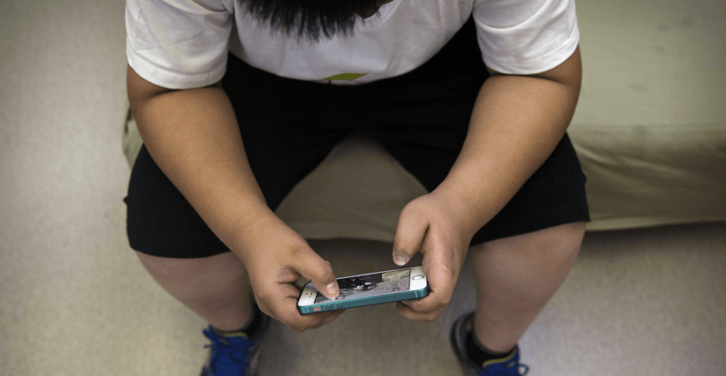 Niño de 11 años muere electrocutado mientras jugaba con su celular