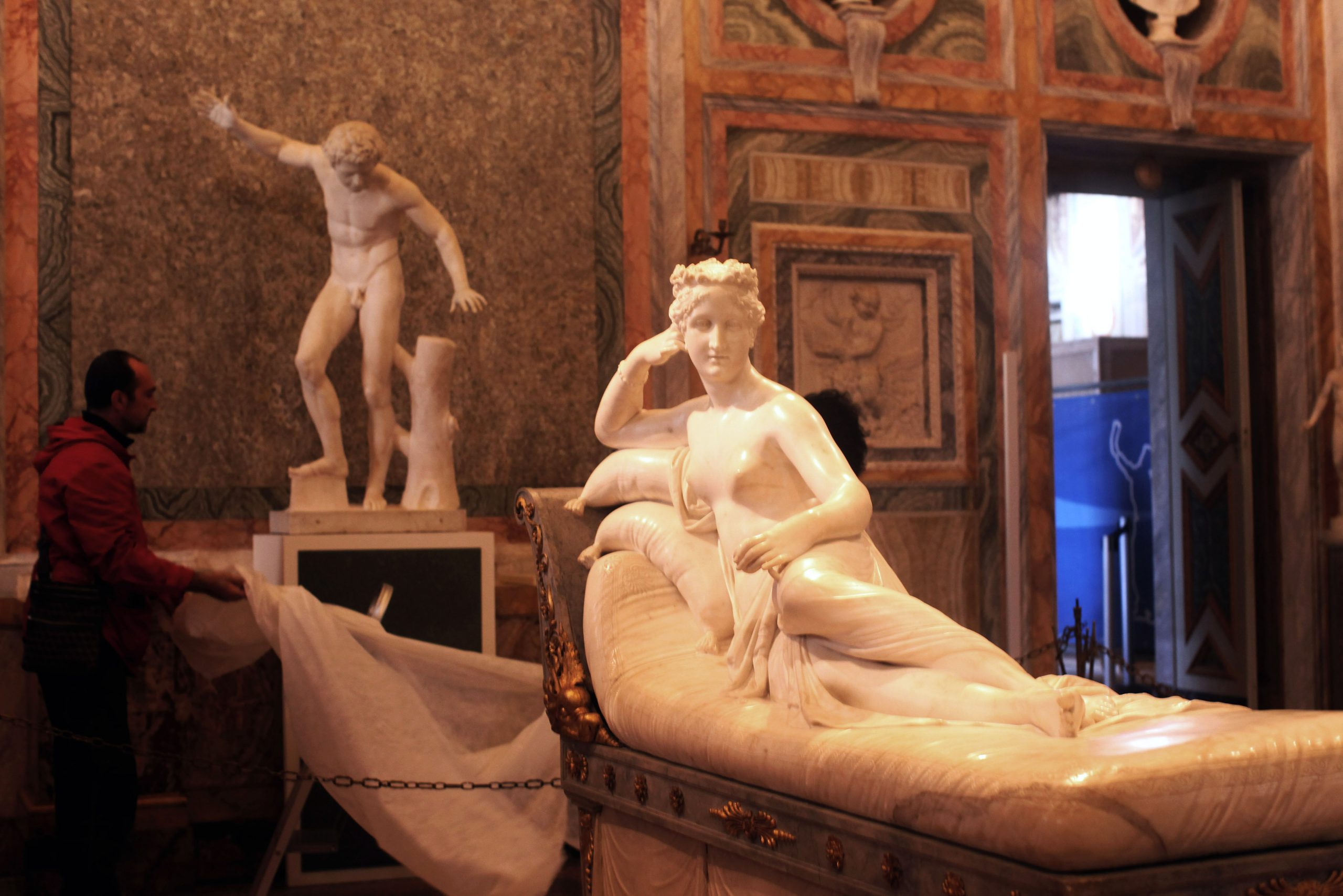 La selfie más cara de la historia: Hombre rompe una escultura por tomarse una foto en un museo de Italia