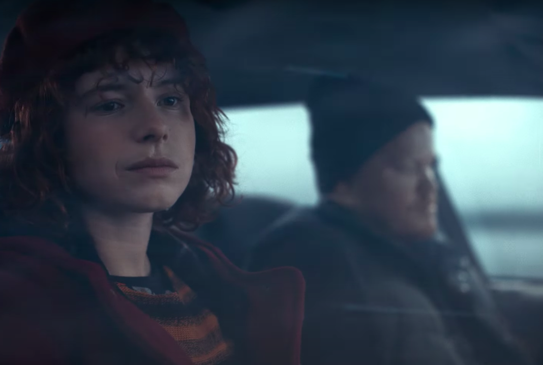 Jessie Buckley y Jesse Plemons en 'Pienso en el final'.
