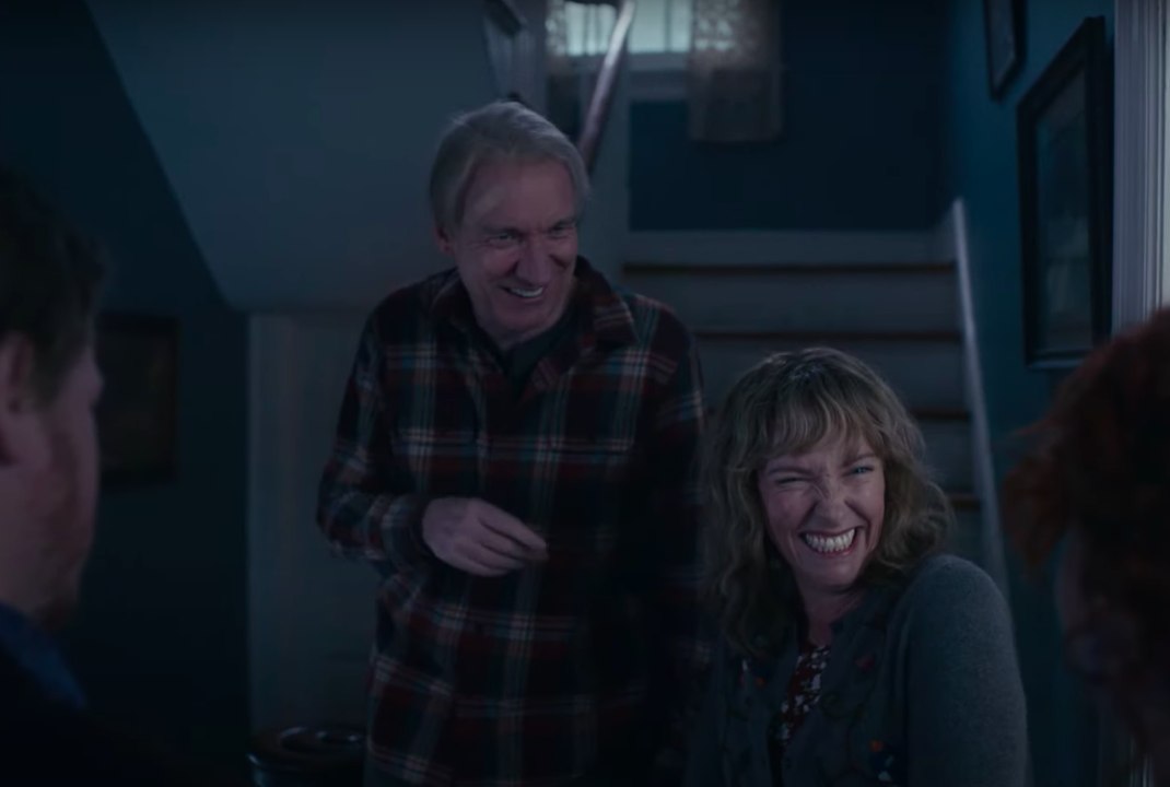 Toni Collette y David Thewlis en 'Pienso en el final'.