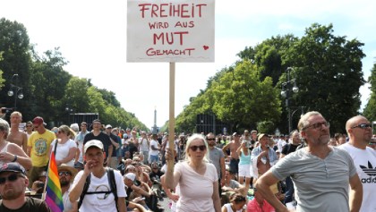 Protestan en Berlín contra medidas sanitarias para contener el coronavirus