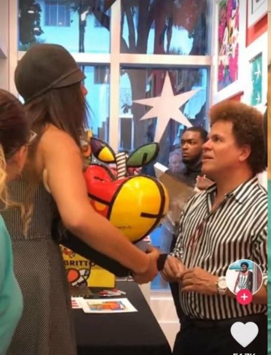 La supuesta verdad detrás del video donde una mujer destruye una pieza de Romero Britto