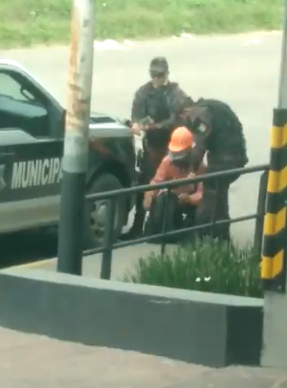 Captan a policías de Tlaquepaque robándole dinero a un trabajador