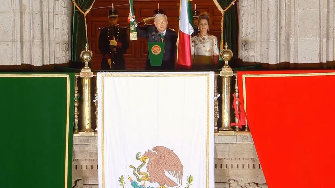 Andres Manuel López Obrador dando el grito de Independencia en el Zócalo