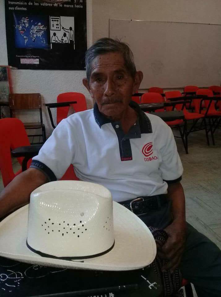 ¡Un verdadero ejemplo! Abuelito de 80 años logra terminar la preparatoria en Oaxaca