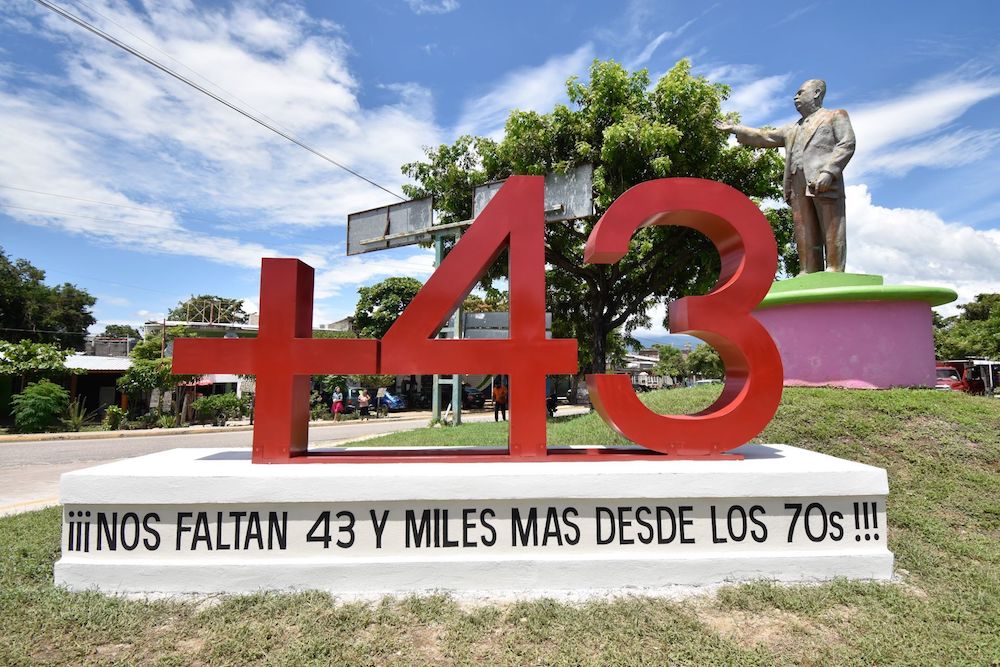 ayotzinapa-desaparicion-43-escuela-rural