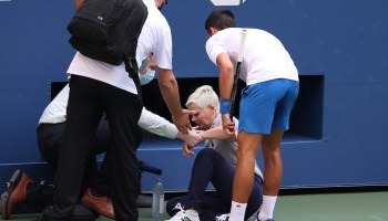 Djokovic se va expulsado del US Open tras un pelotazo accidental a una juez de línea