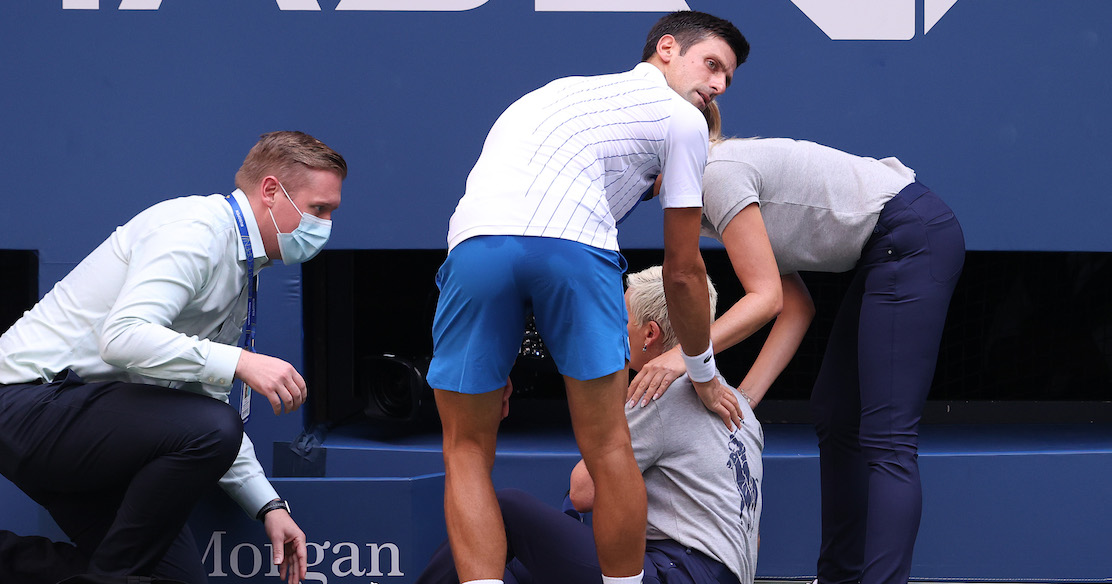 Djokovic es expulsado del US Open por pelotazo a juez de línea