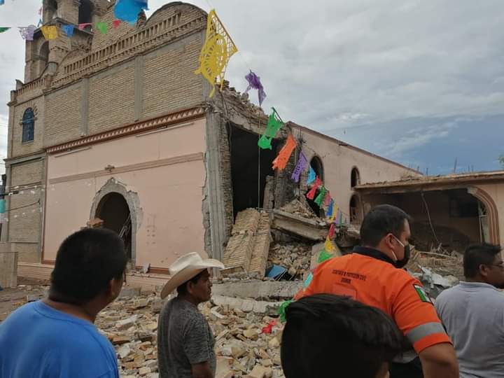 Pirotecnia explota durante boda y derriba torre de una iglesia, en Guerrero