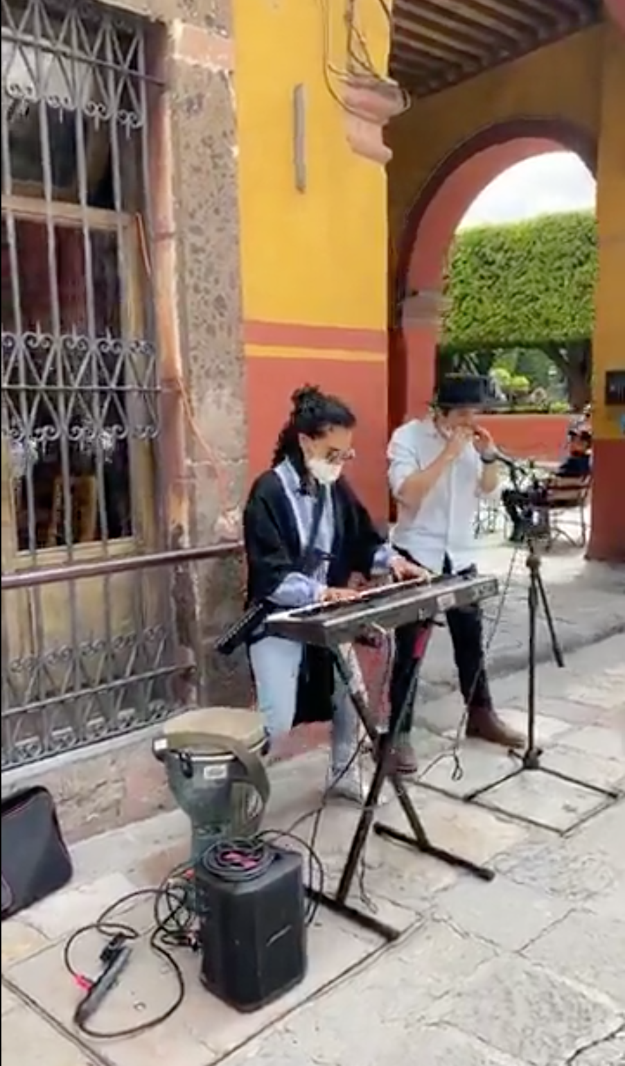 Otra vez: Flor Amargo toca en las calles de San Miguel de Allende y le tiran el evento