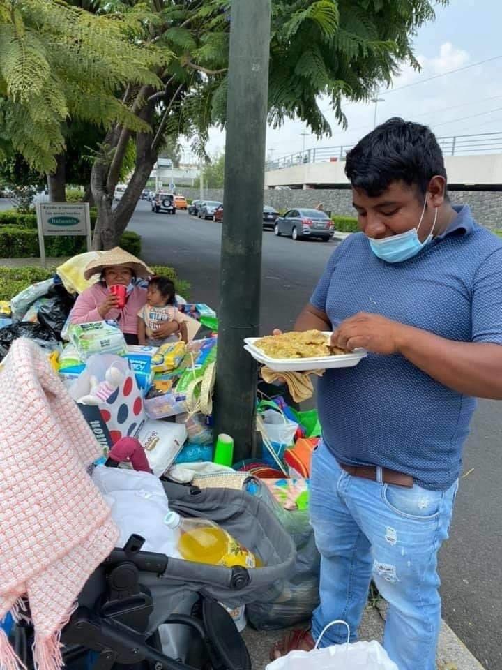 Hombre cambia artesanías para darle de comer a su bebé y la ciudadanía se unió para ayudarlo
