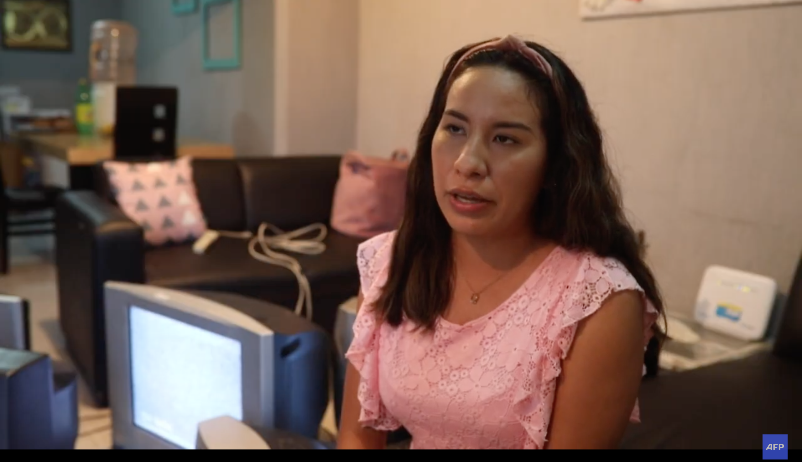 Maestra mexicana colecta y regala televisiones a alumnos para que sigan estudiando