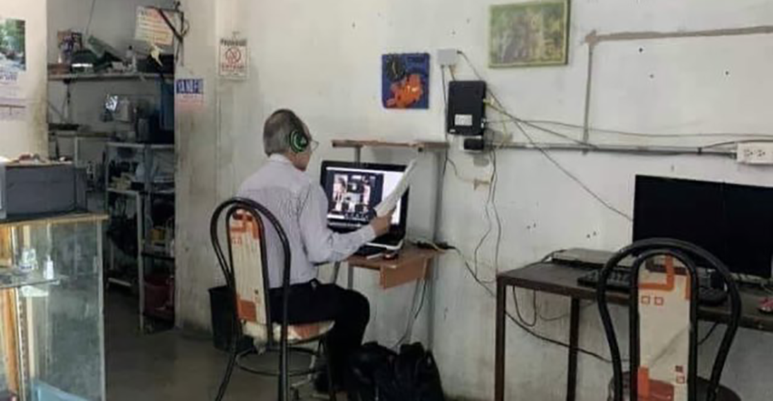 ¡Aplausos! Maestro sin internet acude diario a un ciber para dar sus clases en línea