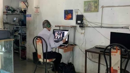 ¡Aplausos! Maestro sin internet acude diario a un ciber para dar sus clases en línea