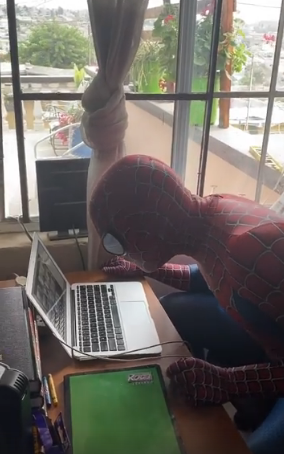 Maestro se disfraza como Spiderman para dar sus clases en línea