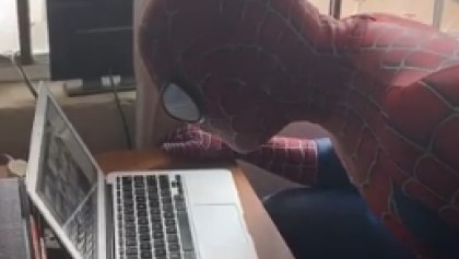 Maestro se disfraza como Spiderman para dar sus clases en línea