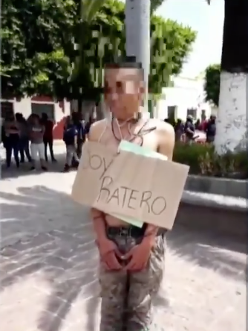 Y en México: Madre intenta rescatar a su hijo de ser linchado por asaltar una tienda