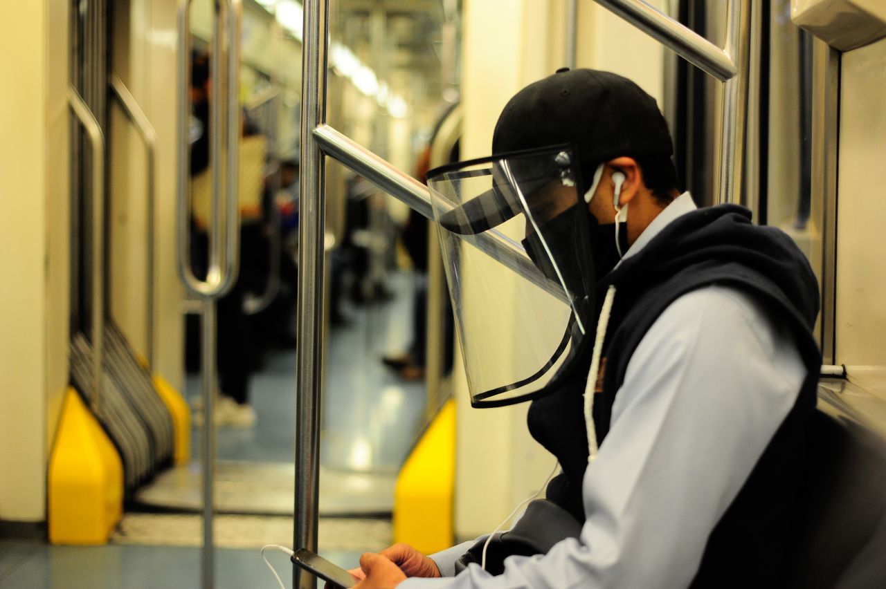 Pasajero aplica llave china a supuesto asaltante del metro que le quería robar el celular