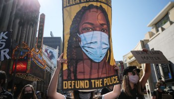 Detienen a una mujer por atropellar a manifestantes de Black Lives Matter en California