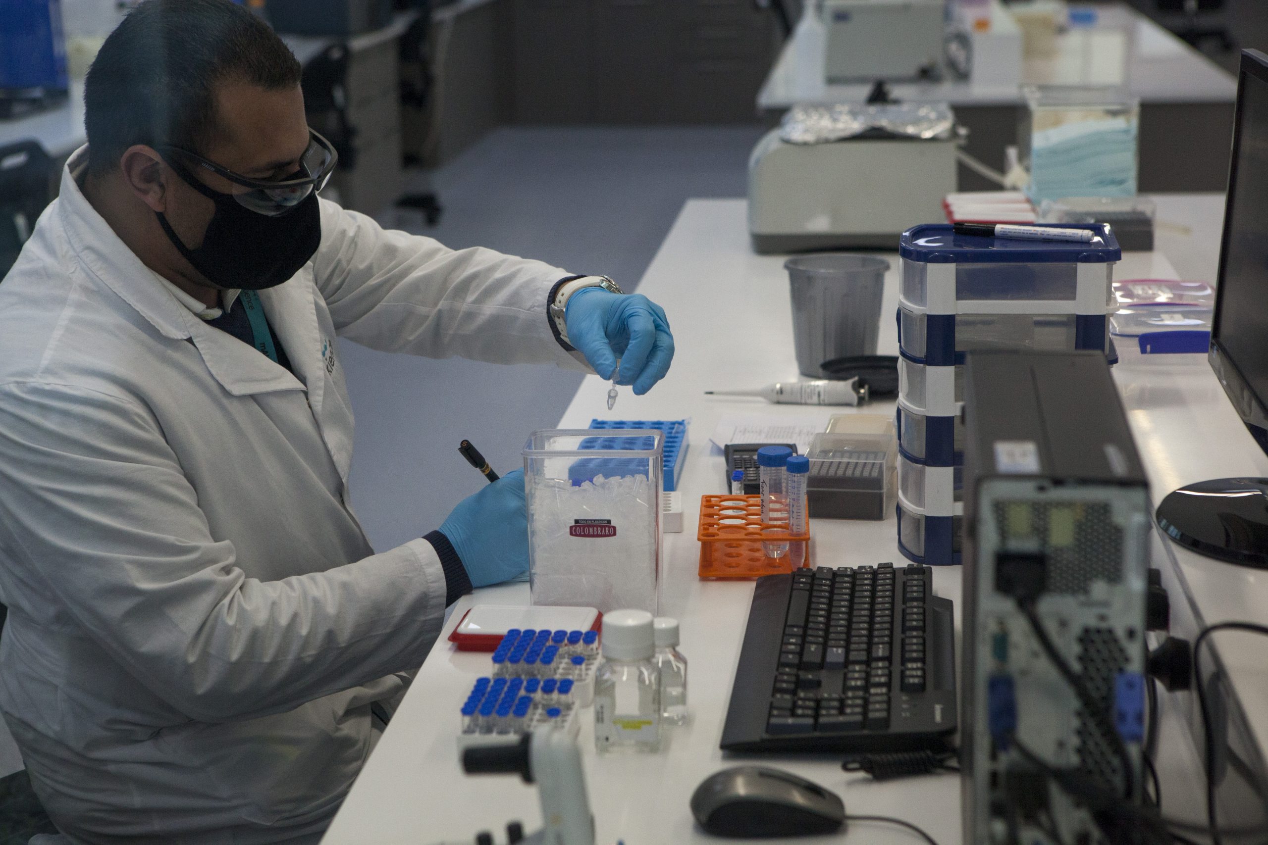 Oxford y AstraZeneca reanudan pruebas de su posible vacuna contra el coronavirus
