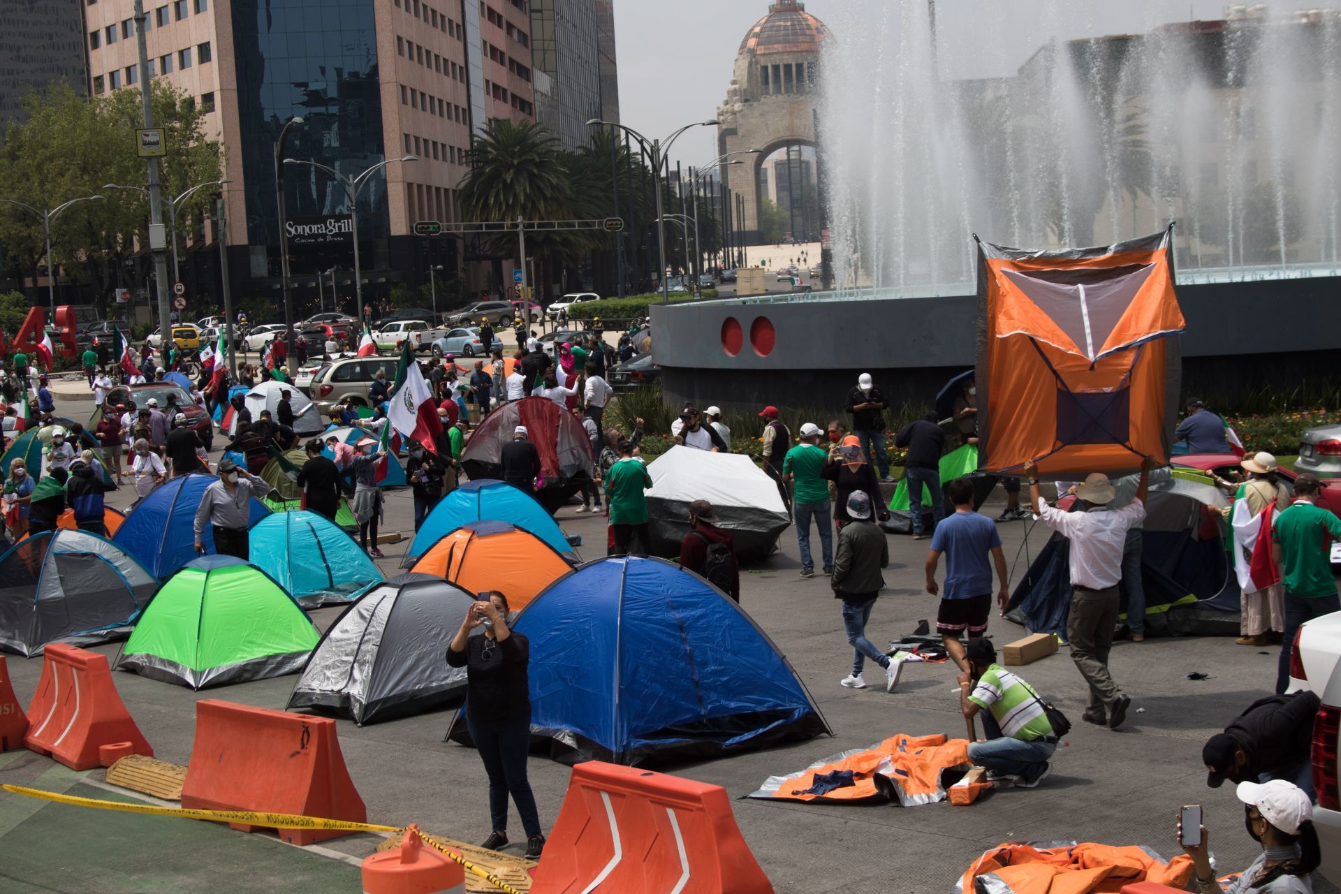 Integrantes del Frente Nacional Anti-AMLO (FRENA) extendieron su plantón de avenida Juárez a Avenida Reforma, ellos exigen la renuncia del Jefe del Ejecutivo.