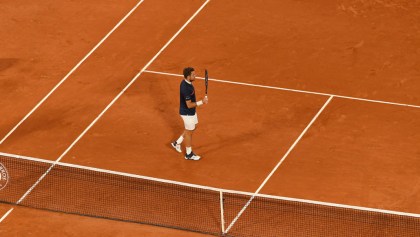 ¿Una bomba? El momento en el que una 'explosión' detuvo un partido en Roland Garros