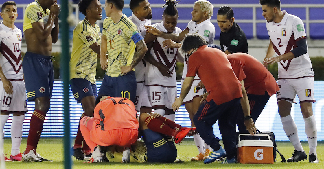 ¡Adiós temporada! La escalofriante lesión de Santiago Arias en el Colombia-Venezuela